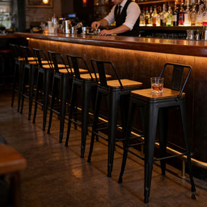 كرسي بار معدني عالي بتصميم صناعي مع مقعد خشبي طبيعي، قابل للتكديس للاستخدام الخارجي، ديكور لوفت، مناسب للبارات والمقاهي والفنادق والمطاعم، تصميم مريح - Product Image 5