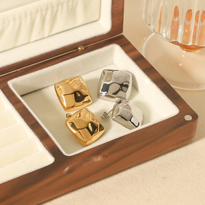 Pendientes geométricos de acero inoxidable con baño de oro de 18k, cuadrados y martillados, joyería de moda para mujer. - Product Image 2