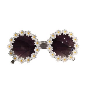 2025 nuovo arrivo per gli occhiali da sole Daisy per bambini simpatici occhiali a petalo con cornice rotonda in oro bianco o arancione realizzati in materiale PC - Product Image 4
