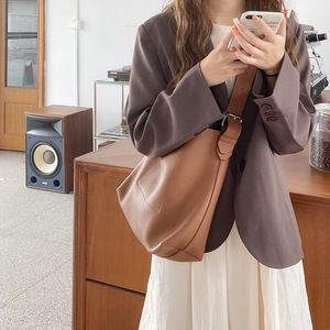 กระเป๋าสะพายไหล่สไตล์เกาหลีย้อนยุค PU นุ่ม กระเป๋าสะพายความจุขนาดใหญ่สำหรับชุดประจำวัน สีน้ำตาล สีทึบ หัวเข็มขัดแม่เหล็ก - Product Image 2