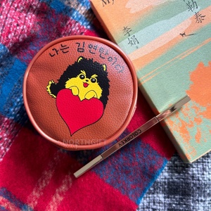 2024 escuro marrom beleza cosméticos sacos para menina portátil bonito viagem rodada PU couro zipper maquiagem bolsa saco com logotipo impresso - Product Image 4