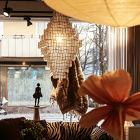 Lustre moderne sur mesure en albâtre, grand et carré, design empilé, lampe suspendue pour hall d'hôtel, réception, villa