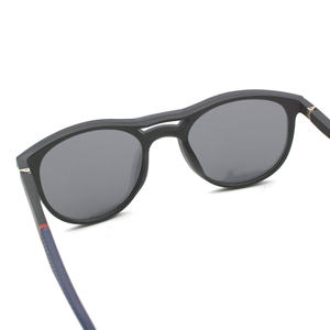 Venta al por mayor Unisex Azul PC Marco Gafas de <span class=keywords><strong>sol</strong></span> <span class=keywords><strong>con</strong></span> gris UV400 <span class=keywords><strong>Lentes</strong></span> polarizadas Imanes de moda Protección solar - Product Image 3