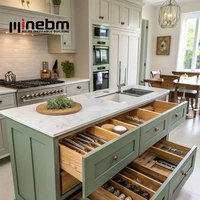 Meuble de cuisine minimaliste à cadre encastré style Shaker, fin et élancé, en chêne blanc clair brillant, avec vitrine en verre sur mesure