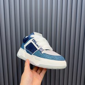 Les nouvelles chaussures de sport décontractées et tendance pour hommes et femmes de la marque 2026 sont légères et à semelle épaisse pour une utilisation en extérieur. - Product Image 3