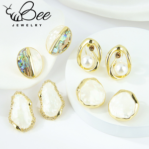Boucles d'oreilles clous de luxe de style européen avec perles baroques rondes, élégantes et exquises, en cuivre géométrique - Product Image 4