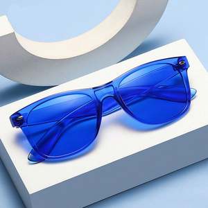 Gafas de Sol Cuadradas con Remaches Personalizadas con Logotipo, Moda 2025 para Hombre y Mujer, Protección UV400, Color Caramelo, Gafas de Sol para Fiesta - Product Image 2