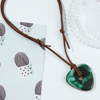 Collier à boutons en plastique et ensemble de pinces à cheveux libellule avec pierre verte, accessoires de déguisement pour adultes unisexe, pour Halloween et cosplay