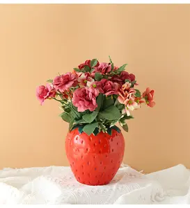 Nordische einzigartige Erdbeer-Keramik-Blumenvase getrocknete Blumen anordnung Kunst roter Blumentopf für Haupt tisch verzierungen Dekoration