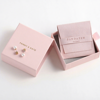 Boîte à bijoux en carton carrée personnalisable avec logo, finition dorée mate et intérieur en éponge, pour cadeaux - Noir, Blanc, Gris, Rose