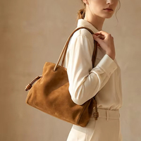 Sac fourre-tout en daim et cuir pour femme, style minimaliste et luxueux, avec cordon de serrage latéral, design d'origine usine, style souple, logo personnalisé