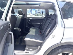 Volkswagen <span class=keywords><strong>Tiguan</strong></span> L R-Line 2.0TSI 330TSI 2WD R-Line Comfort Edition Automatique <span class=keywords><strong>2022</strong></span> - Product Image 5