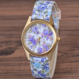 Montre à quartz tendance à bracelet en tissu floral pour femme, style frais, vente en gros - Product Image 3