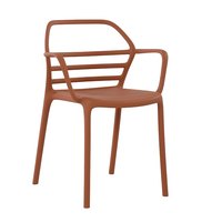 Vente en gros de chaises en plastique chaises modernes de restaurant chaises de loisirs en PP chaise de café empilable en plastique