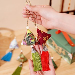Bolsitas Aromáticas para el Festival del Bote del Dragón, Bolsitas Perfumadas, Bolsitas Triangulares de Artemisia - Regalos Portátiles de Estilo Chino para Estudiantes - Product Image 1
