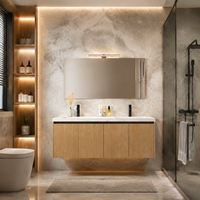 Meubles-lavabos de salle de bain modernes de luxe en bois clair avec double vasque flottante et miroir sans cadre pour salle de bain principale de villa