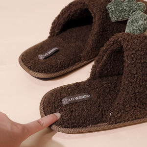 Vente en gros de nouvelles pantoufles en fourrure pour femmes avec semelle en TPR, pantoufles de créateur en peluche pour femmes à prix raisonnable - Product Image 4