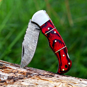 มีดพกคุณภาพพรีเมียมใหม่ ทำจากเหล็กดามัสกัส พร้อมระบบล็อคด้านหลัง ผลิตด้วยมือ เหมาะสำหรับตั้งแคมป์  ด้ามไม้ปักก้าสีแดง - Product Image 2