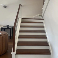 Rampe et marches d'escalier en bois massif personnalisables, design moderne avec finition chêne foncé ouvert, durables pour villas et hôtels