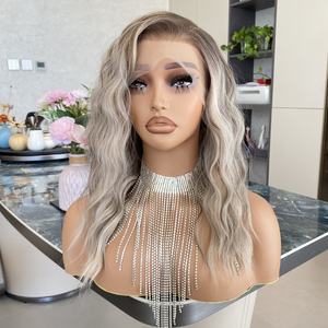 En stock: Peluca de encaje sintético Futura rubia ombré con ondas naturales 13x4, resistente al calor, al por mayor para mujer. - Product Image 5