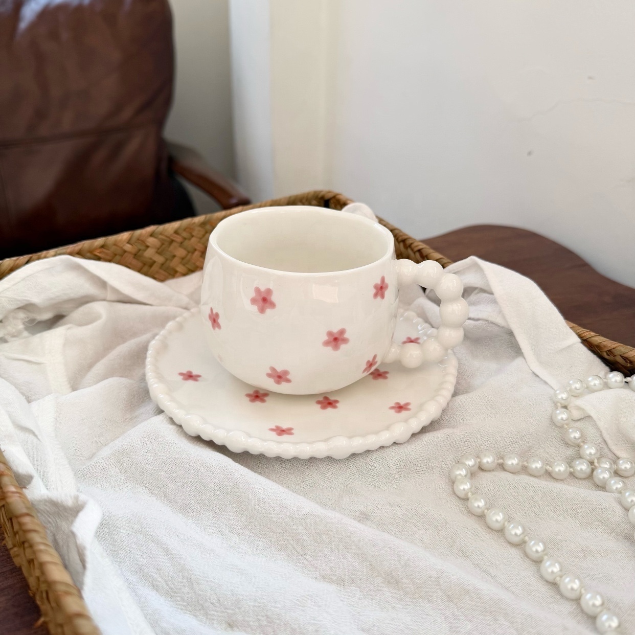 Tasse et soucoupe 320ml, motif petite fleur rose.