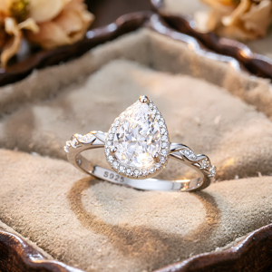 Proveedor de Joyería de Diseño Personalizado, Anillos de Compromiso, Aniversario y Fiesta de Plata de Ley 925 con Zirconia en Forma de Corazón y Corte Pera - Product Image 5
