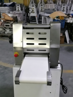 Machine automatique à laminer et à rouler la pâte pour croissants, pains et biscuits de boulangerie