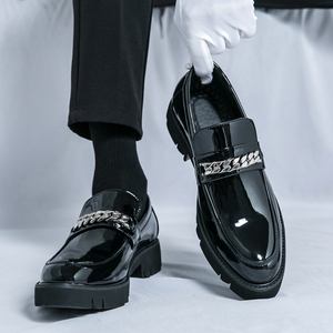 Mocasines de <span class=keywords><strong>charol</strong></span> negro para <span class=keywords><strong>hombre</strong></span> con cadena plateada y suela gruesa, sin cordones, de vestir, ¡Gran oferta! - Product Image 1