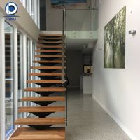Escalier à poutres apparentes Prima Modern avec marches en bois et garde-corps en verre pour loft, utilisation intérieure et extérieure