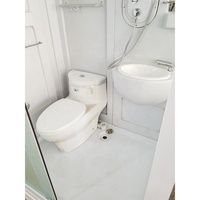 Cabine de douche moderne avec porte en verre, hammam avec toilette portable, lumière, télévision, douche bon marché