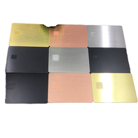 Tarjeta de Crédito Metálica en Blanco con Ranura para Chip EMV, Acabado Dorado Cepillado, Personalizable por Fabricante OEM, Lista para Envío, Apta para Grabado Láser