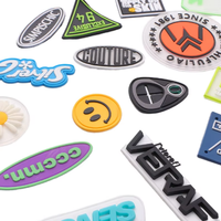 Patch en PVC souple 3D gaufré, écologique, non toxique, à coudre sur les vêtements, avec logo et couleur personnalisés en forme de cœur, fabriqué sur mesure en usine