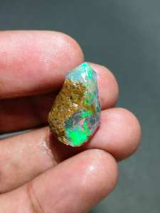 Ópalo etíope natural de grado AAA, Ópalo welo áspero aceitoso para la fabricación de joyas, ópalo de Base blanca con fuego múltiple y verde - Product Image 5