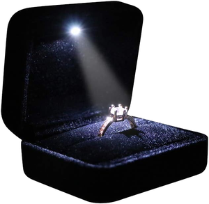 Boîte à bague de luxe en velours et métal avec lumière LED, personnalisable, pour les propositions de mariage - Product Image 1