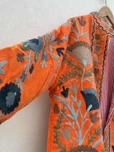 Chaqueta corta de invierno más vendida para mujer, bordado Suzani hecho a mano en tela de terciopelo, chaqueta acolchada de tamaño libre, forro polar estampado - Product Image 2