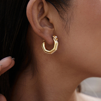 J&D Aros de Oro de 18K y Acero Inoxidable en Forma de U con Estrella y Circonitas Blancas, Joyería Femenina Minimalista, Hipoalergénica y Elegante