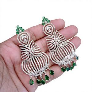 Boucles d'oreilles chandelier classiques de qualité supérieure, plaquées argent, avec strass verts, pour réceptions de mariage et événements du soir - Product Image 1