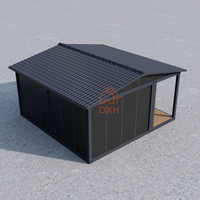 Maison préfabriquée en conteneur noire avec toit en tuiles inclinées personnalisé et grande véranda avant