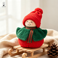 Weihnachtswichtel-Plüschpuppen aus Polyester im Paar mit Strickmütze, Pompon-Umhang, Schal, besticktem Gesicht und 3D-Form – Festtagsdeko