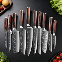 Couteau de chef en acier Damas de style américain avec manche en bois coloré, lame en métal à surface miroir pour couper et trancher la viande