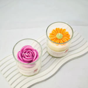 Bougie parfumée artisanale en verre avec motif floral, design personnalisé, vente en gros directe d'usine, pour la décoration de la maison - Product Image 3