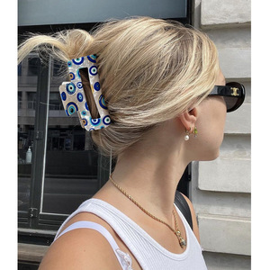 Pinza para el pelo cuadrada de PVC con diseño de tiburón, azul oscuro brillante, tamaño mediano, para un toque de elegancia diaria - Product Image 2