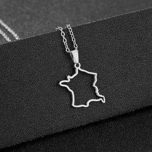 Collier pendentif carte plaqué or en acier inoxydable PVD bijoux français pour femmes et filles - Product Image 5