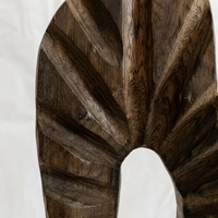 Sculpture verticale abstraite en bois côtelé sculpté à la main pour la décoration moderne de salon bohème, table console, cheminée et accents décoratifs pour la maison