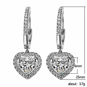 Orecchini pendenti in cristallo a forma di cuore per donna Accessori moda romantici e minimalisti da indossare ogni giorno - Product Image 5