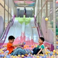 Aire de jeux intérieure construite avec un rembourrage en éponge écologique à fort rebond