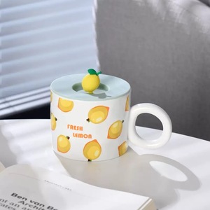 Taza de Cerámica Creativa con Diseño de Frutas Variadas para Café, Té y Agua, con un Gran Asa Redonda y una Tapa de Plástico - Product Image 5