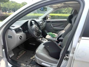 Volkswagen <span class=keywords><strong>Bora</strong></span> 1.6 Luxe Automatique 2012, Berline d'occasion, Conforme aux normes chinoises IV, Essence, État Premium, Résistante à l'usure, Durable - Product Image 4