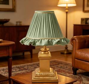 Fransız Vintage Yeşil Pileli Fırfırlı Kumaş Masa Lambası Pirinç Kare Tabanlı Yatak Odası Dekor Masa Lambası Yatak Odası Oturma Odası Başucu İçin - Product Image 1