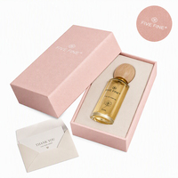 Boîte à parfum de luxe en papier rigide bleu à texture spéciale, avec finition douce rose et blanche, et insert en daim.